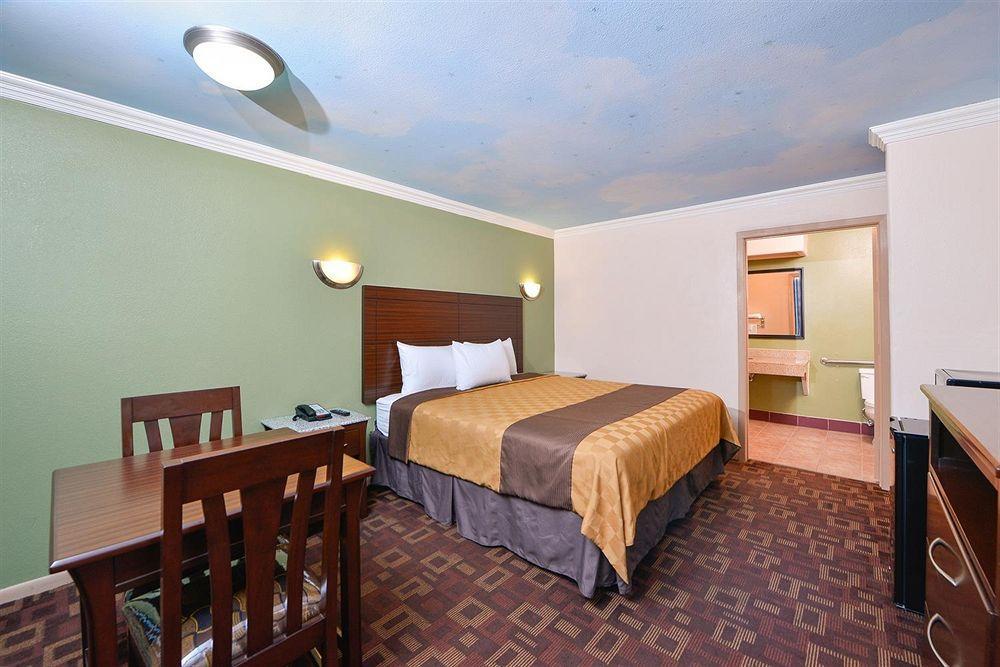 Americas Best Value Inn Houston Heights At I-45 Екстер'єр фото