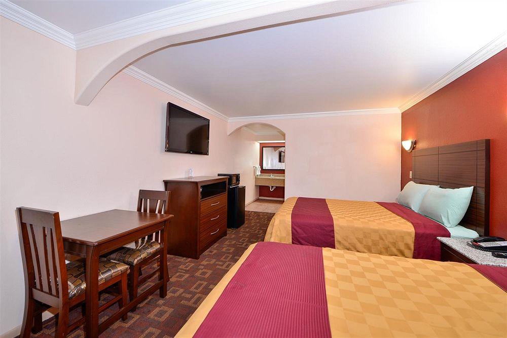 Americas Best Value Inn Houston Heights At I-45 Екстер'єр фото